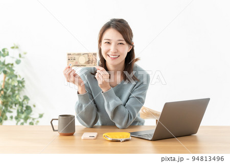一万円札を持つ女性 94813496