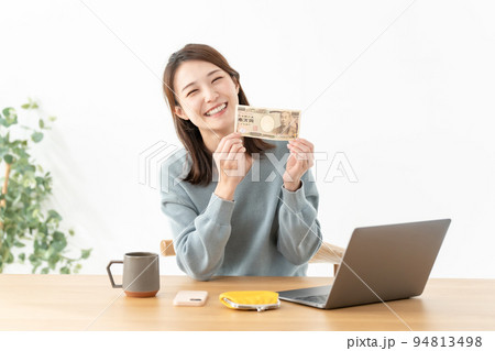 一万円札を持つ女性 94813498