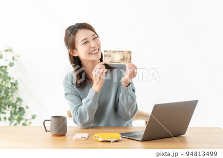 一万円札を持つ女性 94813499