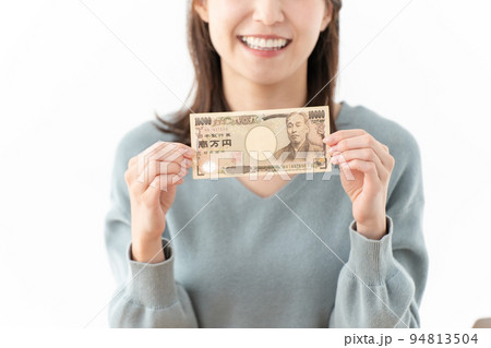 一万円札を持つ女性 一万円札を持つ女性 94813504