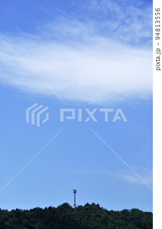 青い空と白い雲山頂に電波塔のある風景 94813556