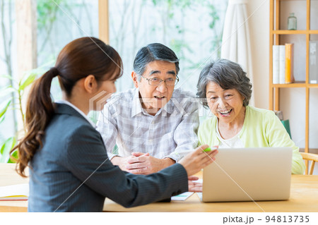 訪問営業を受けるシニアの夫婦 94813735