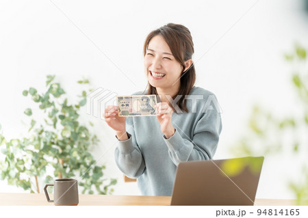 千円札を持つ女性 千円札を持つ女性 94814165