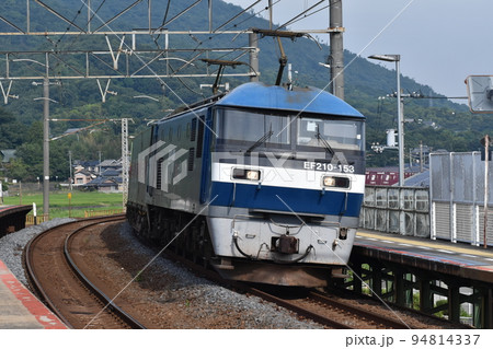予讃線を走る貨物列車 94814337