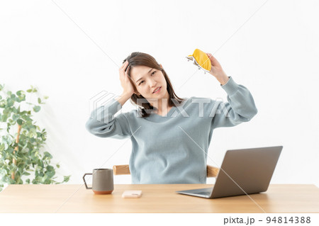 財布 お金に悩む女性 財布 お金に悩む女性 94814388