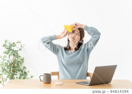 財布 お金に悩む女性 財布 お金に悩む女性 94814394