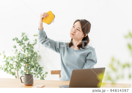 財布 お金に悩む女性 財布 お金に悩む女性 94814397