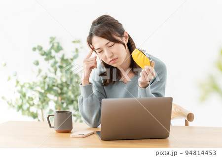 財布 悩む女性 財布 悩む女性 94814453