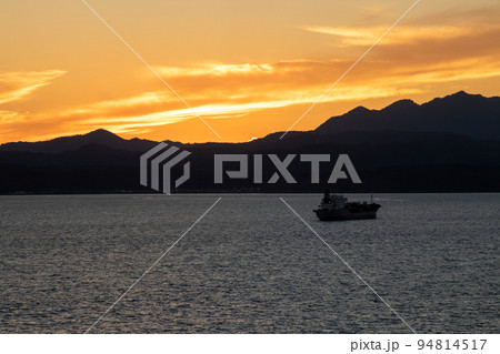 夕焼けに染まる海 94814517