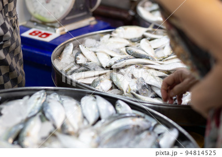 Fresh dea fish sell in fishery market 94814525