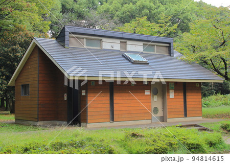 公園のトイレの素材　きれいなトイレの建物（多機能トイレを含む） 94814615