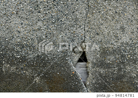 割れ目の入ったコンクリート 壁 94814781