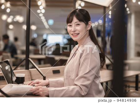 テレワーク女性イメージ 94814936