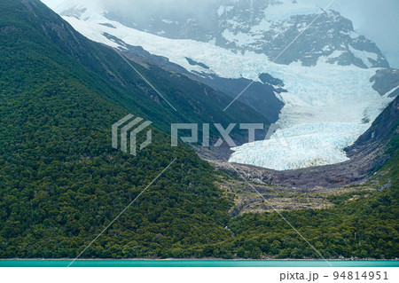 アルゼンチンのロス・グラシアレス国立公園内にある最大の氷河、ウプサラ氷河。崩壊して海に落ちた巨大な氷 アルゼンチンのロス・グラシアレス国立公園内にある最大の氷河、ウプサラ氷河。崩壊して海に落ちた巨大な氷 94814951
