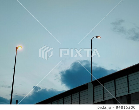 夕暮れ時　高速道路　ライト 94815200