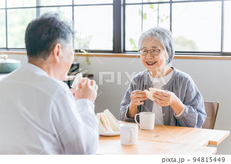 家で朝食をとるシニア・高齢者の夫婦 94815449