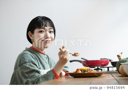 ガパオライスを食べる若い女性 94815694