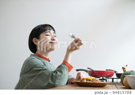 ガパオライスを食べる若い女性 94815708