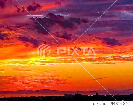 瀬戸内の播磨灘に沈む「夕日・夕焼け」水彩画風のイラスト素材
