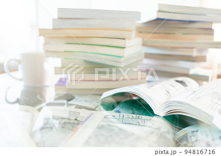 まんが（漫画）の日のイメージ背景 94816716