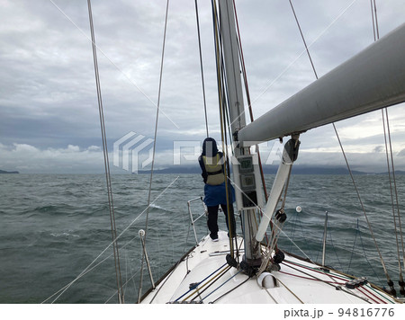 小雨降る中、機走中（大阪湾） 94816776