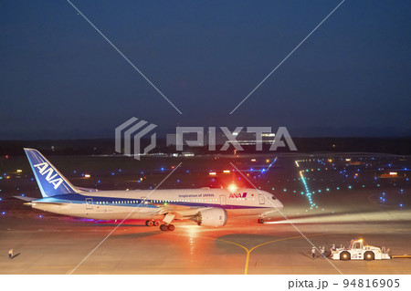 夜の空港 タキシング中の飛行機 北海道千歳市 夜の空港 タキシング中の飛行機 北海道千歳市 94816905