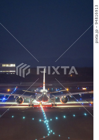 夜の空港 タキシング中の飛行機 北海道千歳市 夜の空港 タキシング中の飛行機 北海道千歳市 94816913