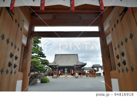 総持寺(仁王門から本堂を望む) 【大阪府茨木市】 総持寺(仁王門から本堂を望む) 【大阪府茨木市】 94816918