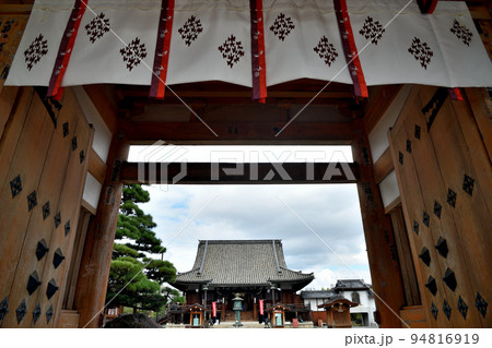 総持寺(仁王門から本堂を望む)　【大阪府茨木市】 94816919