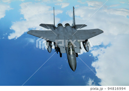 飛行中のF-15E ストライクイーグル 正面 94816994