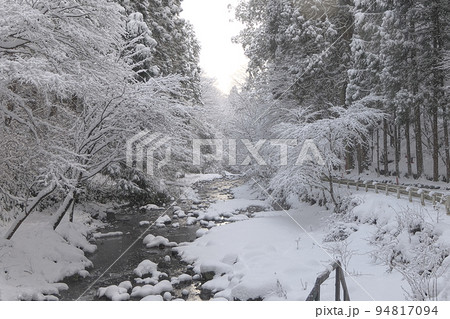 雪降る中の陽射し～雪しぐれの貴船川・貴船神社奥宮付近 94817094