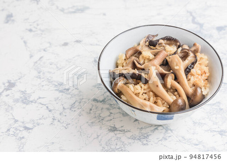 秋の味覚　キノコご飯 94817456