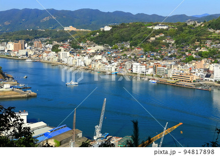 【広島県】向島から見た尾道の街並み（千光寺公園） 94817898