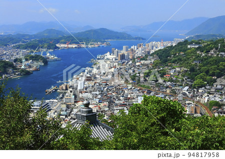 【広島県】晴天下の尾道の町並み 94817958