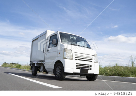 配達しているイメージの軽貨物車両 94818225
