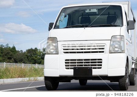 配達しているイメージの軽貨物車両 94818226