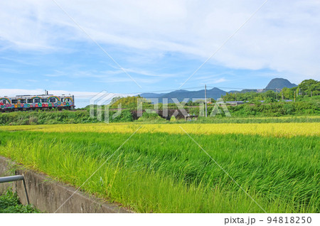 福岡県田川郡の平成筑豊鉄道中津原三連橋梁と可愛い列車 94818250