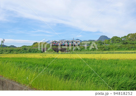 福岡県田川郡の平成筑豊鉄道中津原三連橋梁と列車 福岡県田川郡の平成筑豊鉄道中津原三連橋梁と列車 94818252