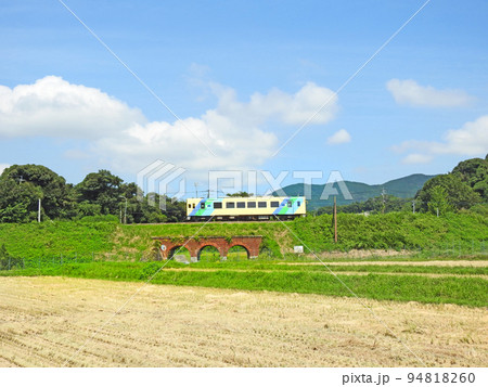 福岡県田川郡の平成筑豊鉄道内田三連橋梁と列車 94818260