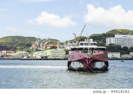 長崎港に入港するクイーンビートル 94818282