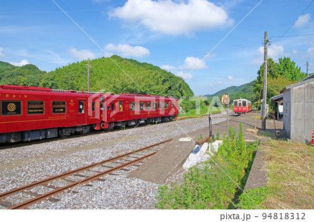 福岡県田川郡の平成筑豊鉄道油須原駅のことこと列車とマクセル号 94818312