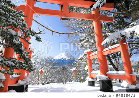 雪景色の新倉山浅間神社鳥居からの富士山 94818473