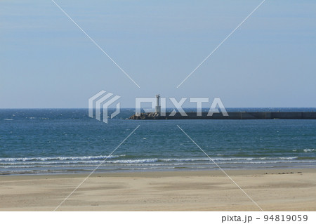 三里松原芦屋海浜公園の砂浜に打ち寄せる玄界灘の波の景色 三里松原芦屋海浜公園の砂浜に打ち寄せる玄界灘の波の景色 94819059