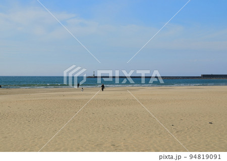 三里松原芦屋海浜公園の砂浜の波打際で遊ぶ家族 三里松原芦屋海浜公園の砂浜の波打際で遊ぶ家族 94819091