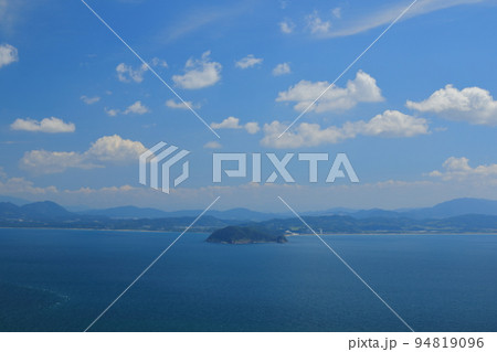 大島御嶽山展望台から眺めた勝島と宗像の海岸線の景色 大島御嶽山展望台から眺めた勝島と宗像の海岸線の景色 94819096