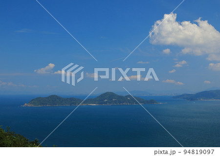 宗像大島御嶽山展望台からの紺碧の玄界灘に浮かぶ地島の風景 宗像大島御嶽山展望台からの紺碧の玄界灘に浮かぶ地島の風景 94819097