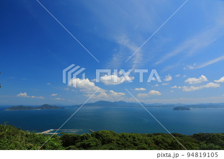 御嶽山展望台からの大島の港と地島や宗像方面の景色 御嶽山展望台からの大島の港と地島や宗像方面の景色 94819105