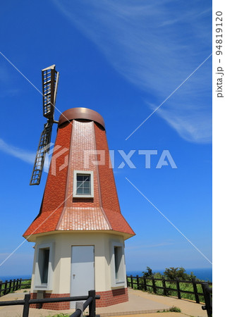 青空とのコントラストが愛らしい宗像大島風車展望所の建物の景色 青空とのコントラストが愛らしい宗像大島風車展望所の建物の景色 94819120
