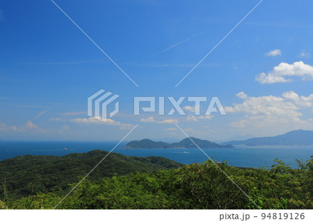 快晴の大島からの美しい玄界灘に浮かぶ地島と宗像方面の景色 快晴の大島からの美しい玄界灘に浮かぶ地島と宗像方面の景色 94819126