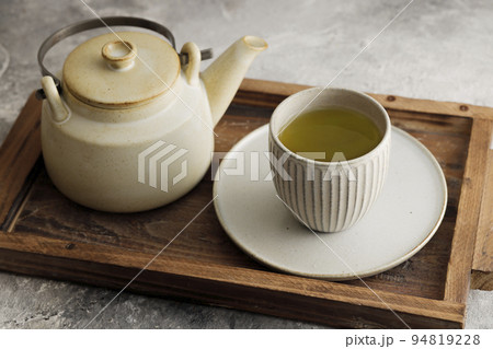 湯呑に入ったお茶と急須 湯呑に入ったお茶と急須 94819228